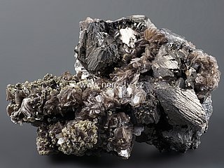 arzenopyrit + muskovit + siderit