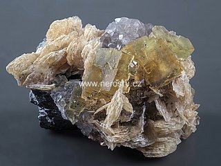 fluorit + baryt + galenit, kemen