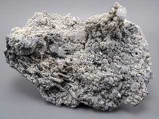 kalcit + dolomit + antimonit