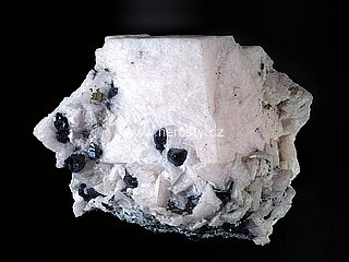 manganokalcit + sfalerit + pyrit