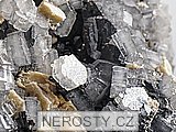 apatit + arzenopyrit + siderit
